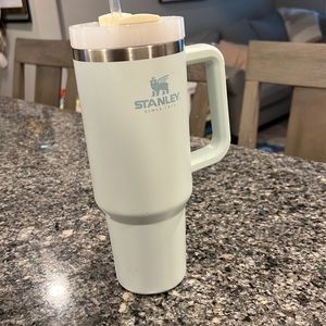 Stanley Thirst Quencher 40oz light blue